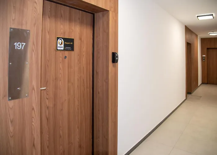 Maya's Flats & 48 - Szafarnia *