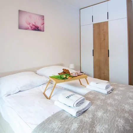 Maya's Flats & 48 - Szafarnia Apartmán