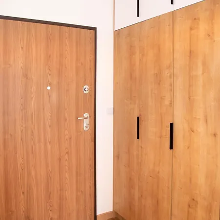 Maya's Flats & 48 - Szafarnia *