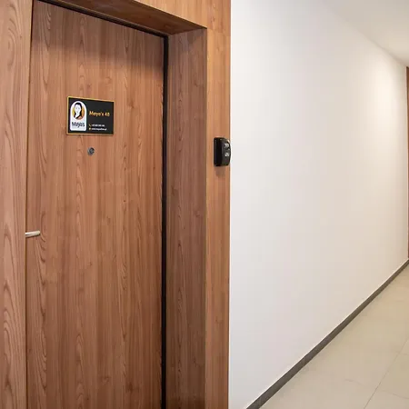 Maya's Flats & 48 - Szafarnia *