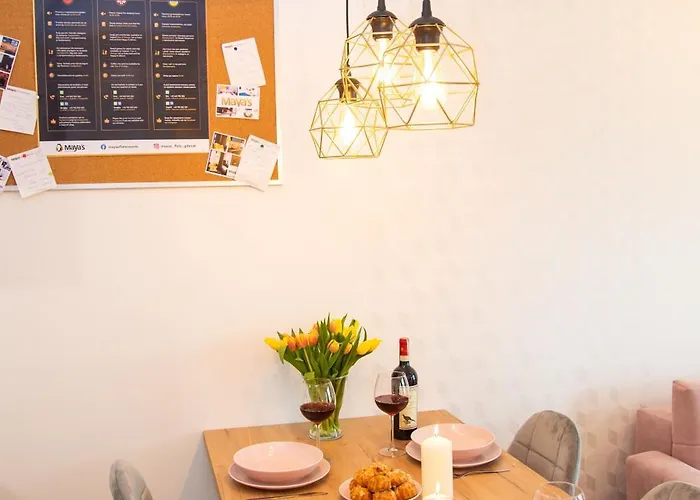 Maya's Flats & 48 - Szafarnia Apartman