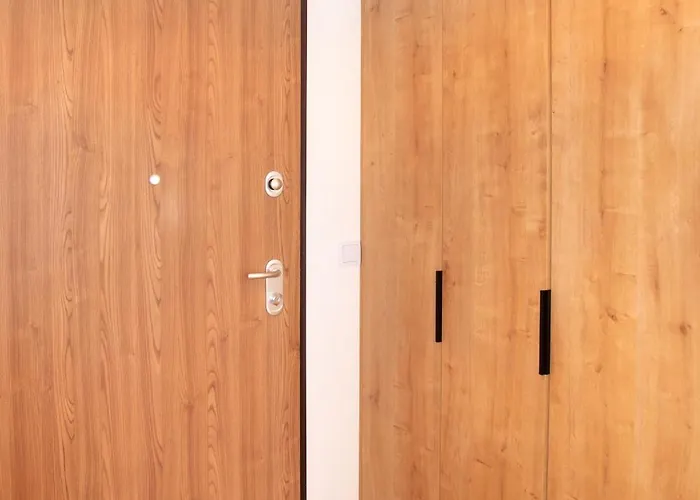 Maya's Flats & 48 - Szafarnia *