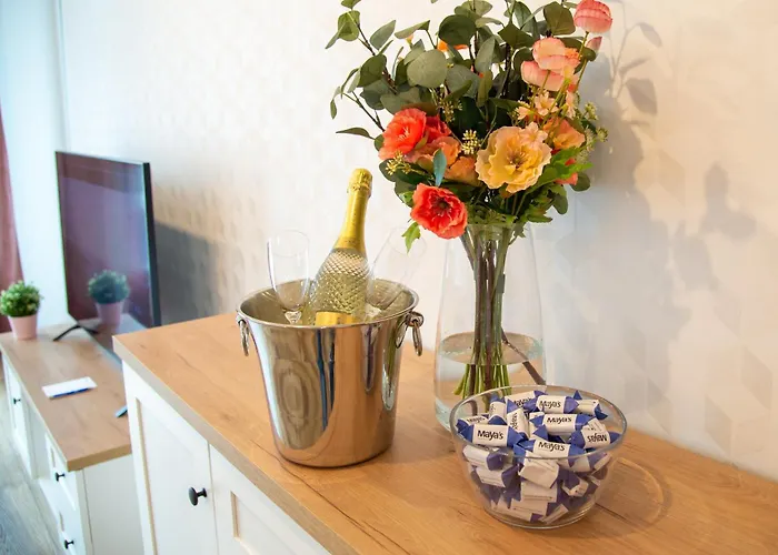 Maya's Flats & 48 - Szafarnia Apartman